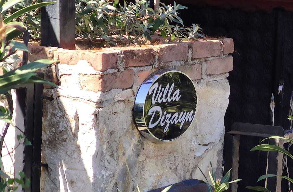 Villa İsimliği Krom Çerçeveli 3D